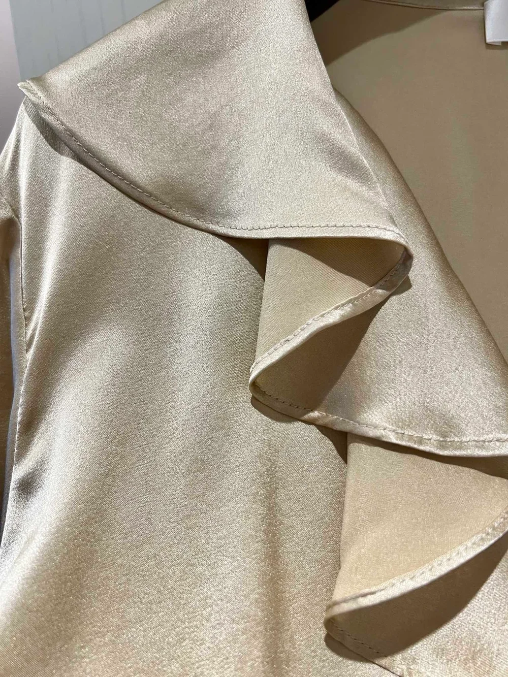 셀린느 샴페인 자보 칼라 세틴 블라우스