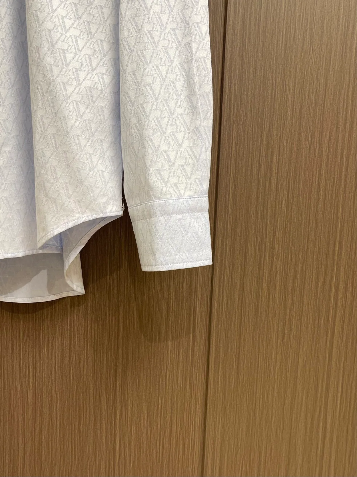 루이비통 롱 슬리브 슬림 셔츠 1AATVN