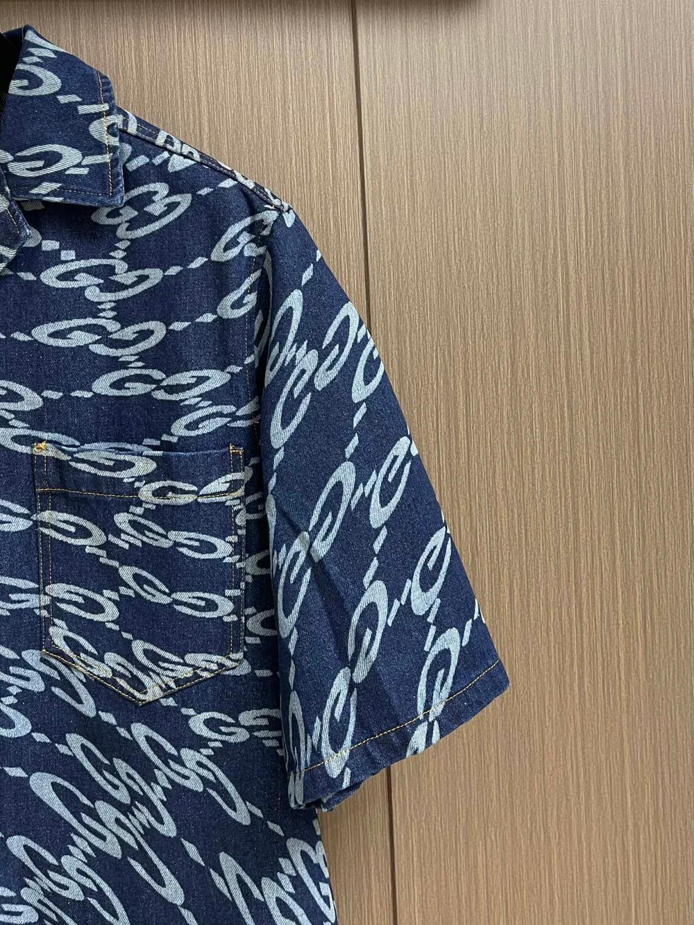 구찌 웨이브 GG 레이저 프린트 데님 셔츠
