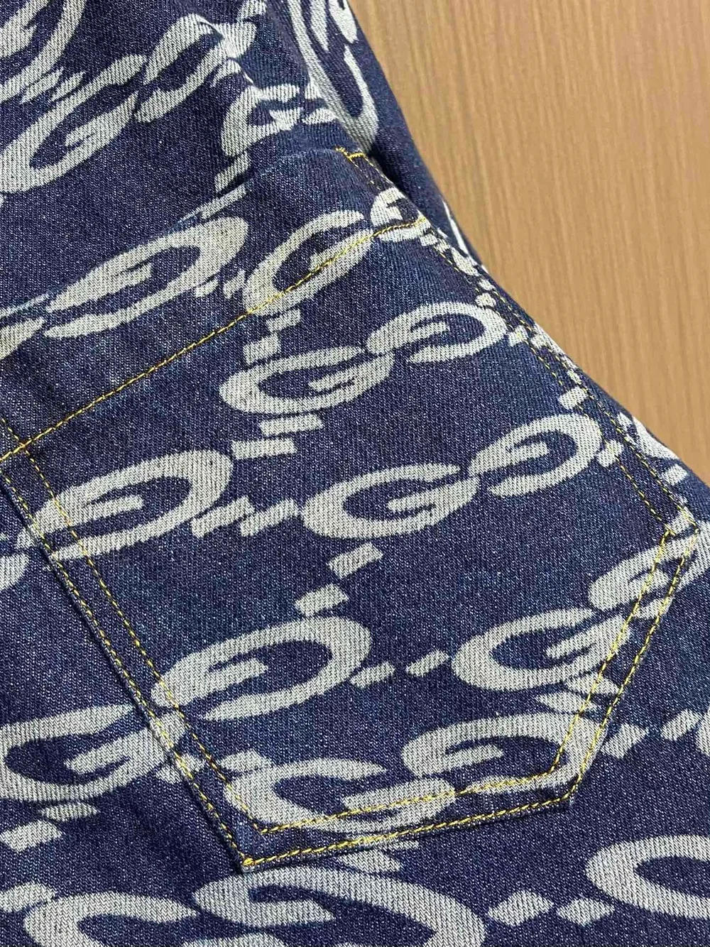 구찌 웨이브 GG 레이저 프린트 데님 셔츠