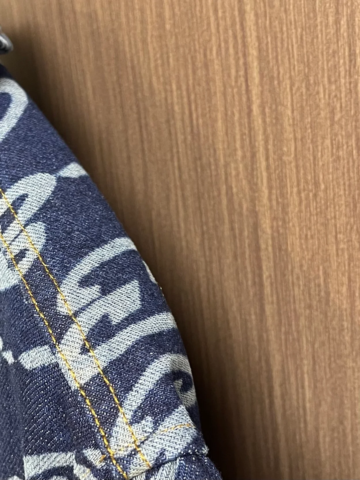 구찌 웨이브 GG 레이저 프린트 데님 셔츠