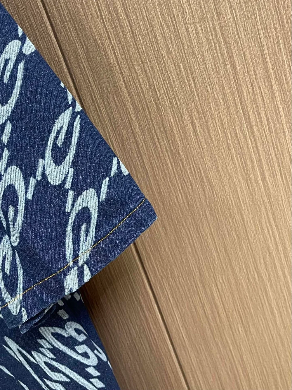 구찌 웨이브 GG 레이저 프린트 데님 셔츠