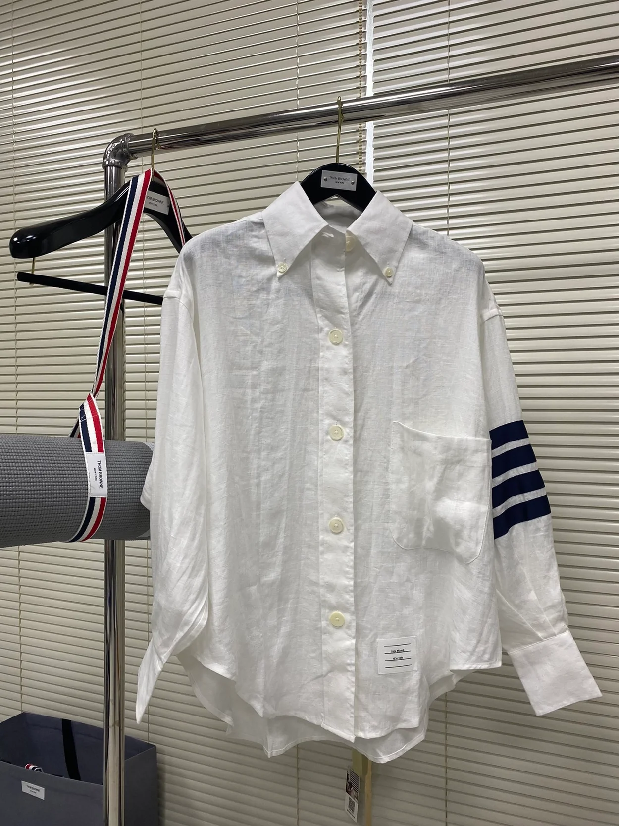 톰브라운 화이트 린넨 수퍼사이즈 롱 슬리브 4-바 버튼다운 셔츠