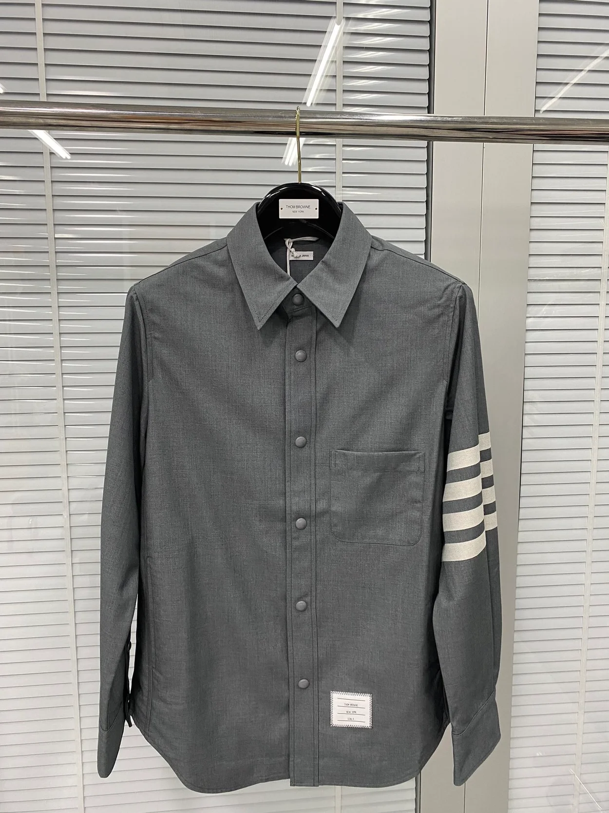 톰브라운 미디엄 그레이 4-바 울 스냅 프론트 셔츠 재킷
