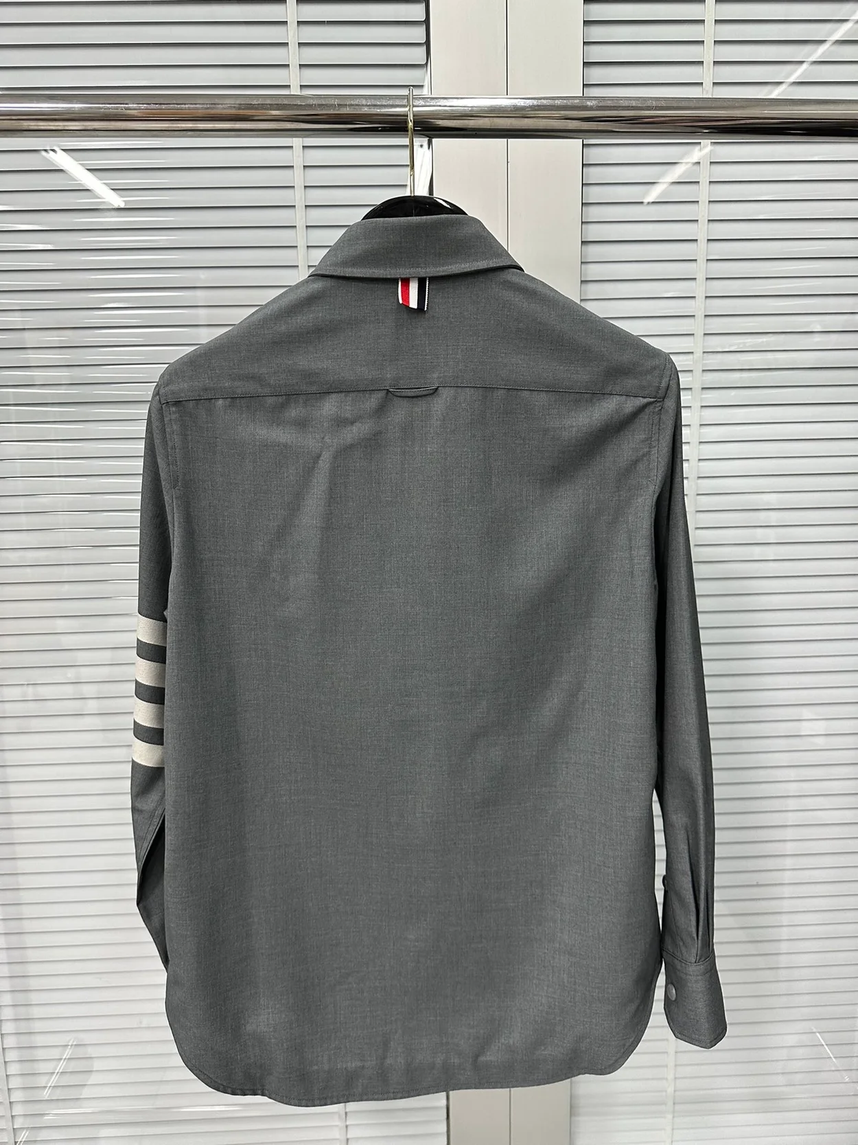 톰브라운 미디엄 그레이 4-바 울 스냅 프론트 셔츠 재킷