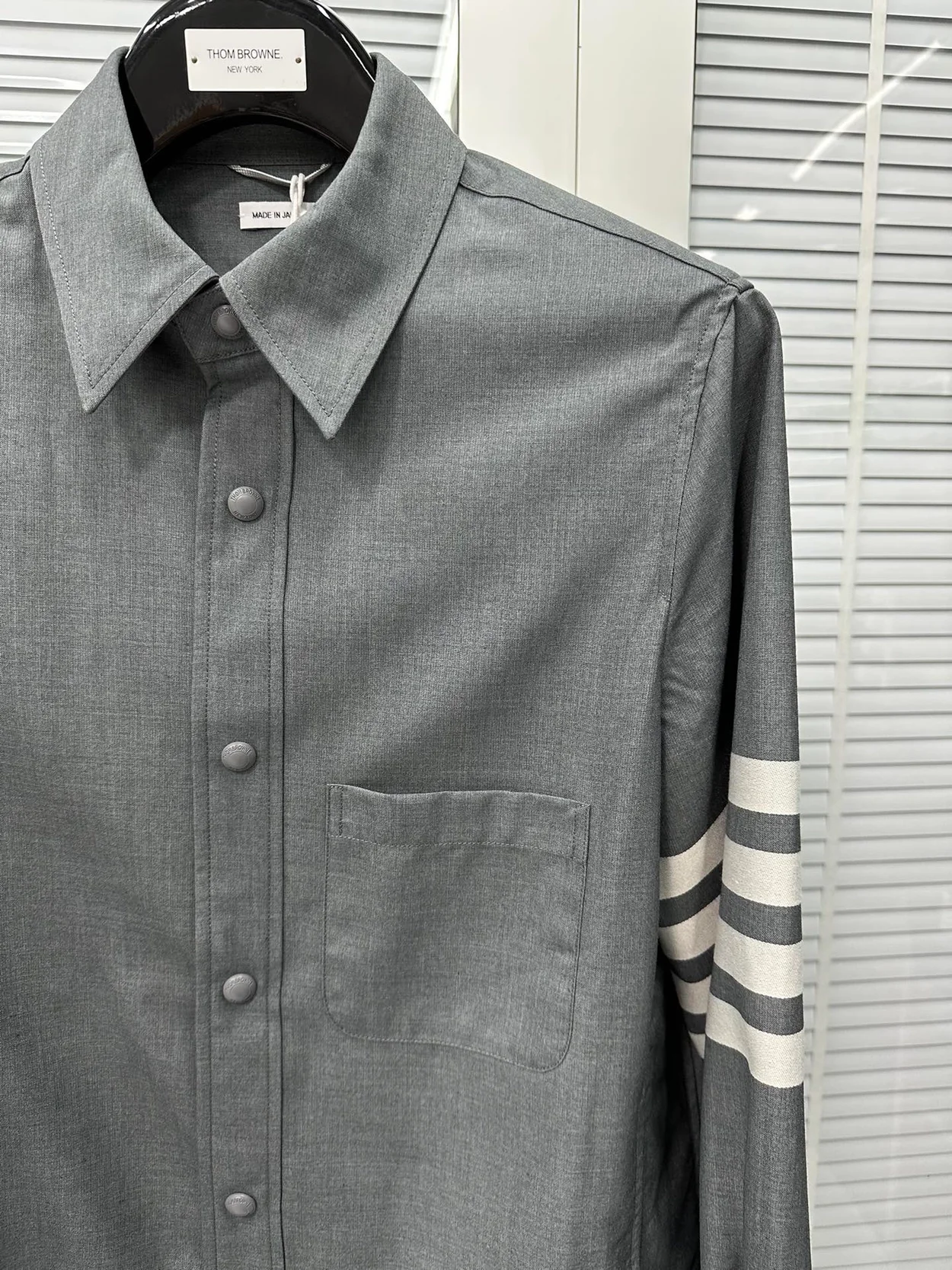 톰브라운 미디엄 그레이 4-바 울 스냅 프론트 셔츠 재킷