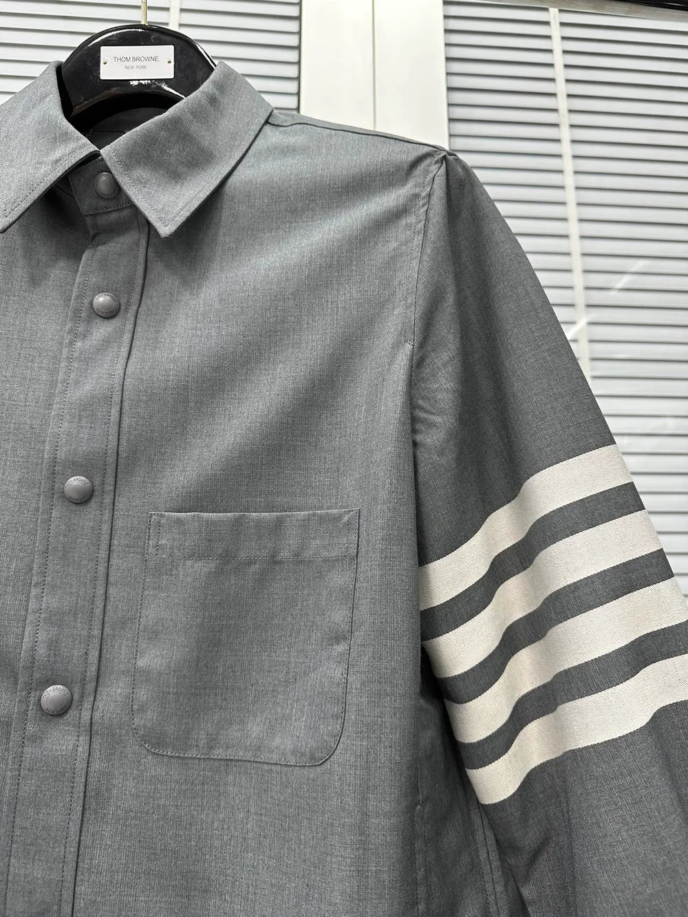 톰브라운 미디엄 그레이 4-바 울 스냅 프론트 셔츠 재킷