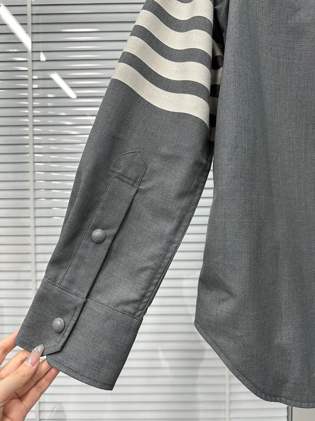 톰브라운 미디엄 그레이 4-바 울 스냅 프론트 셔츠 재킷