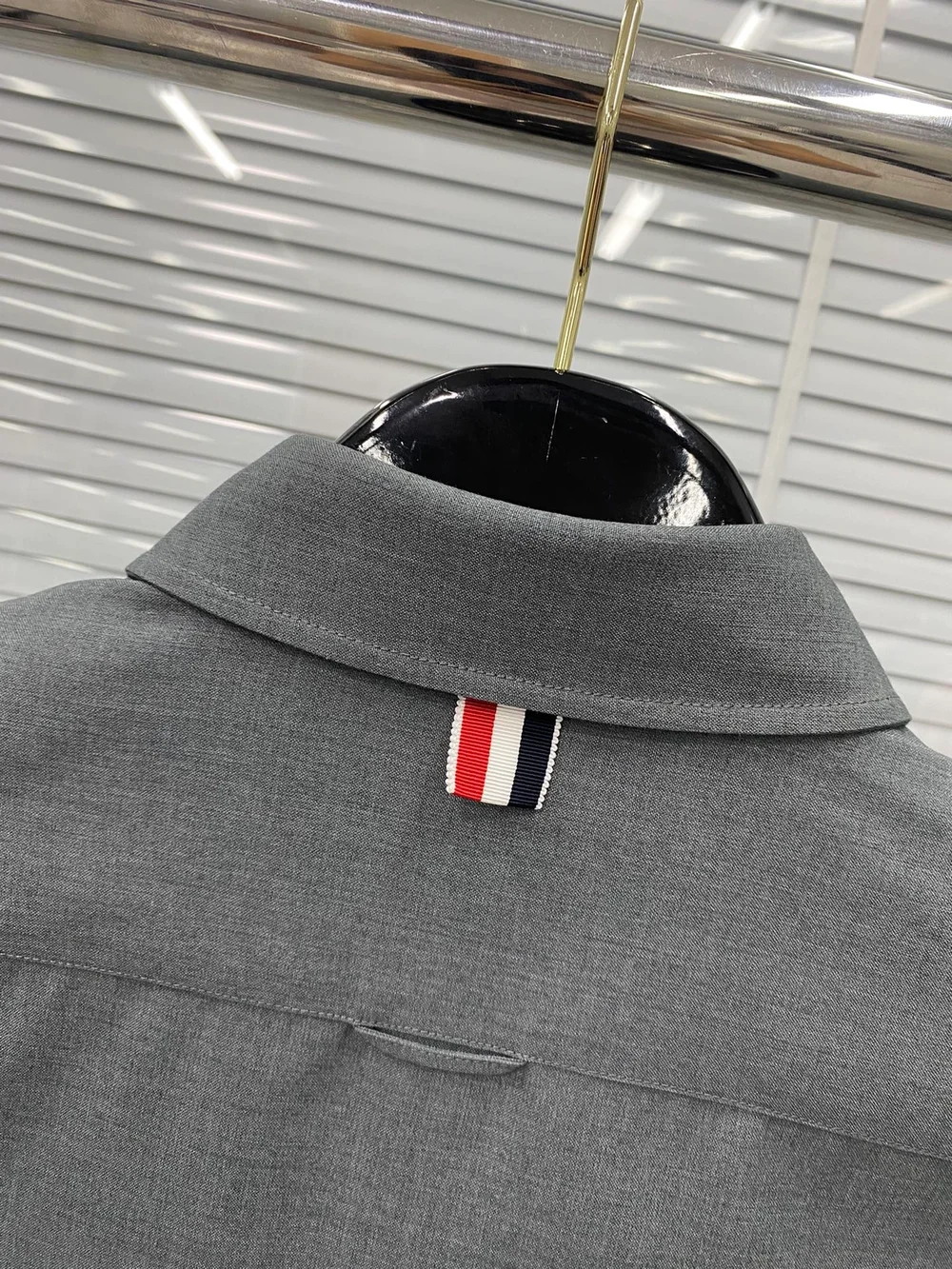 톰브라운 미디엄 그레이 4-바 울 스냅 프론트 셔츠 재킷