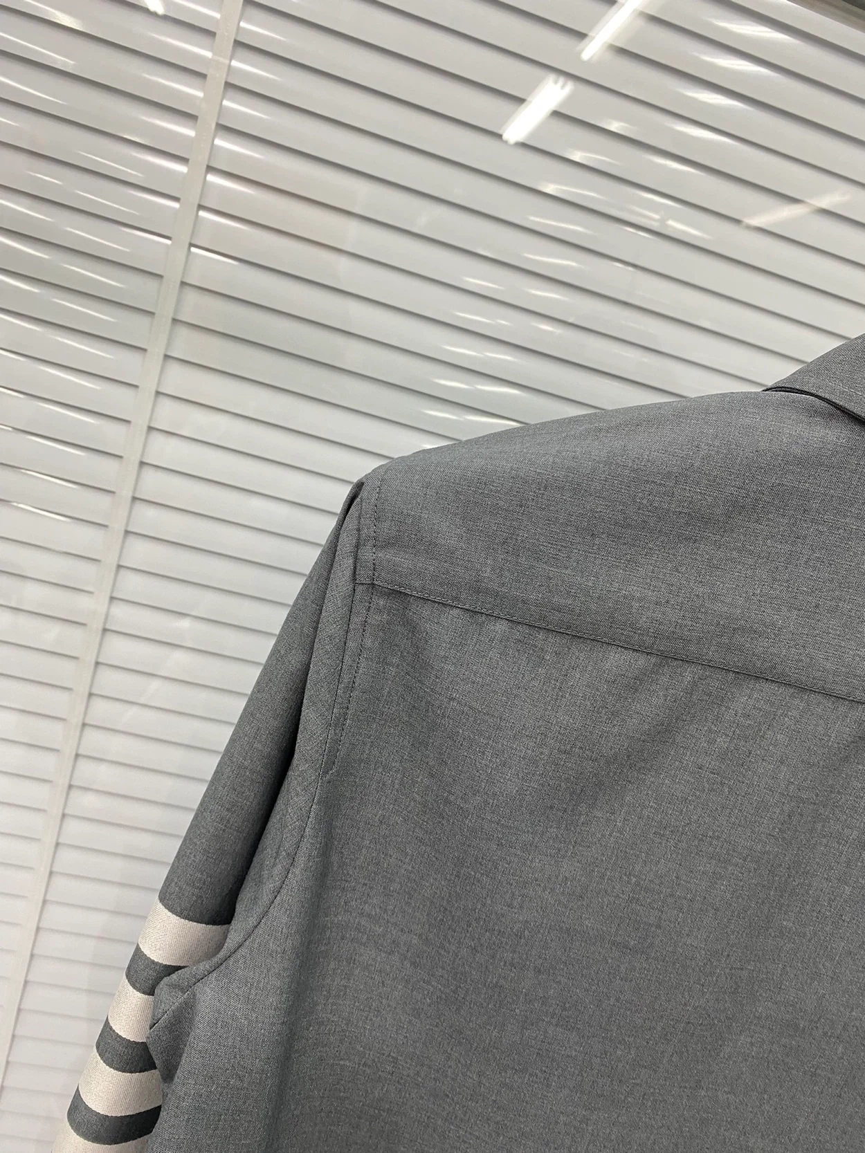 톰브라운 미디엄 그레이 4-바 울 스냅 프론트 셔츠 재킷