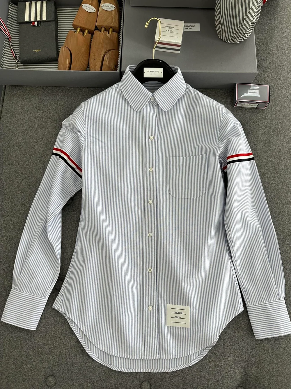 톰브라운 라이트 블루 옥스포드 유니버시티 스트라이프 RWB 암밴드 셔츠