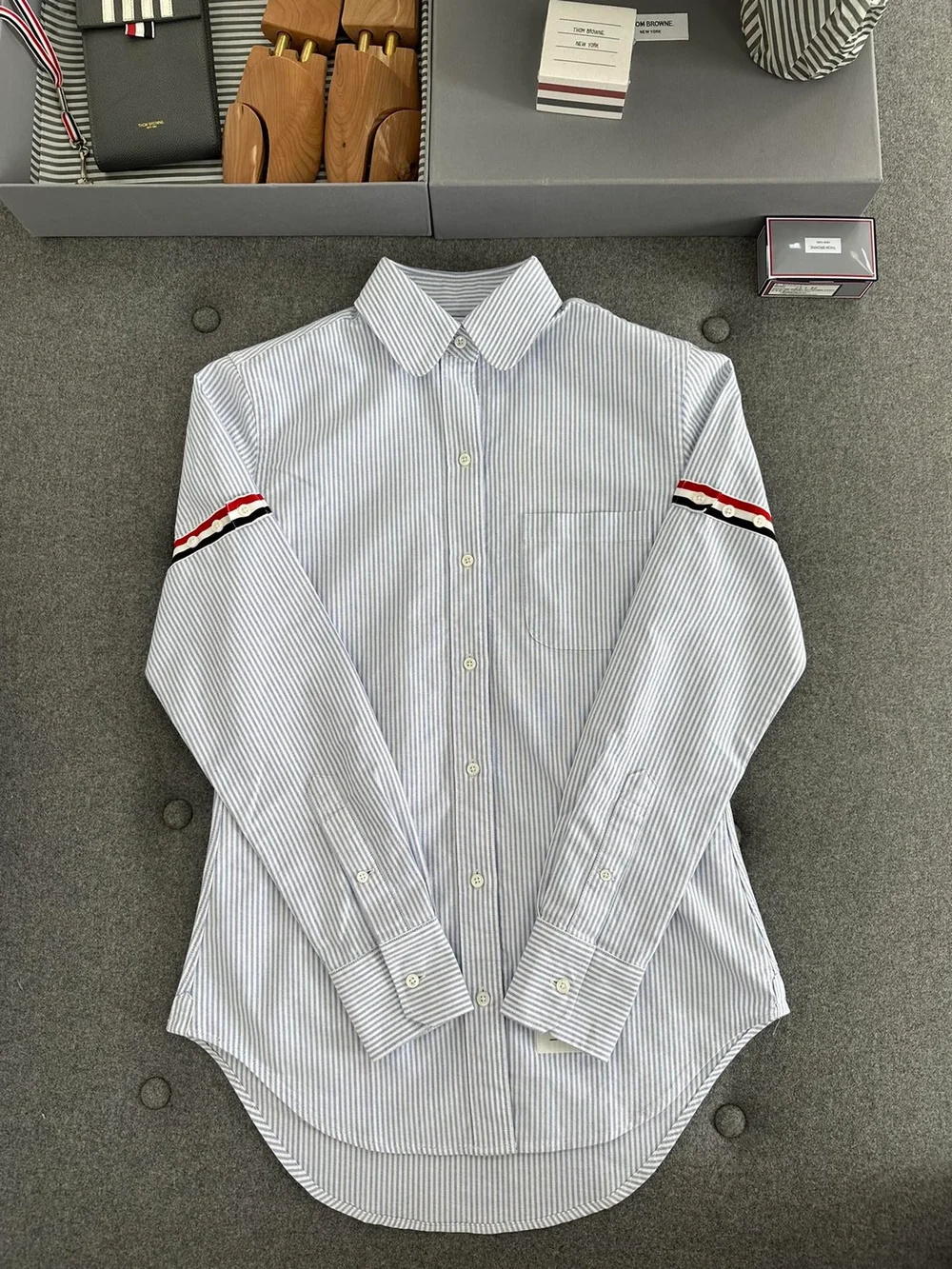 톰브라운 라이트 블루 옥스포드 유니버시티 스트라이프 RWB 암밴드 셔츠