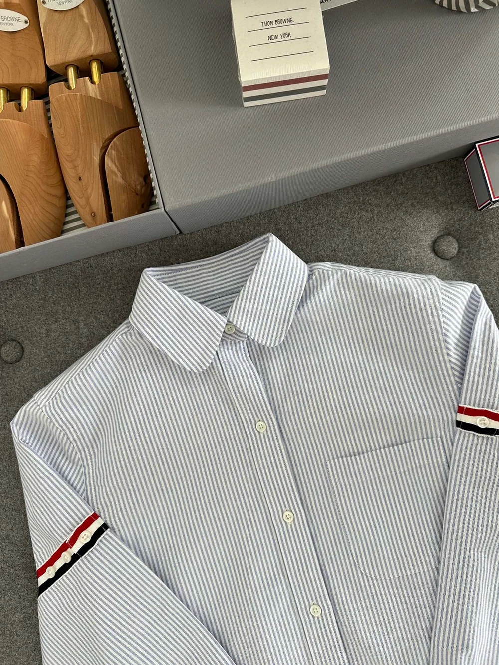 톰브라운 라이트 블루 옥스포드 유니버시티 스트라이프 RWB 암밴드 셔츠