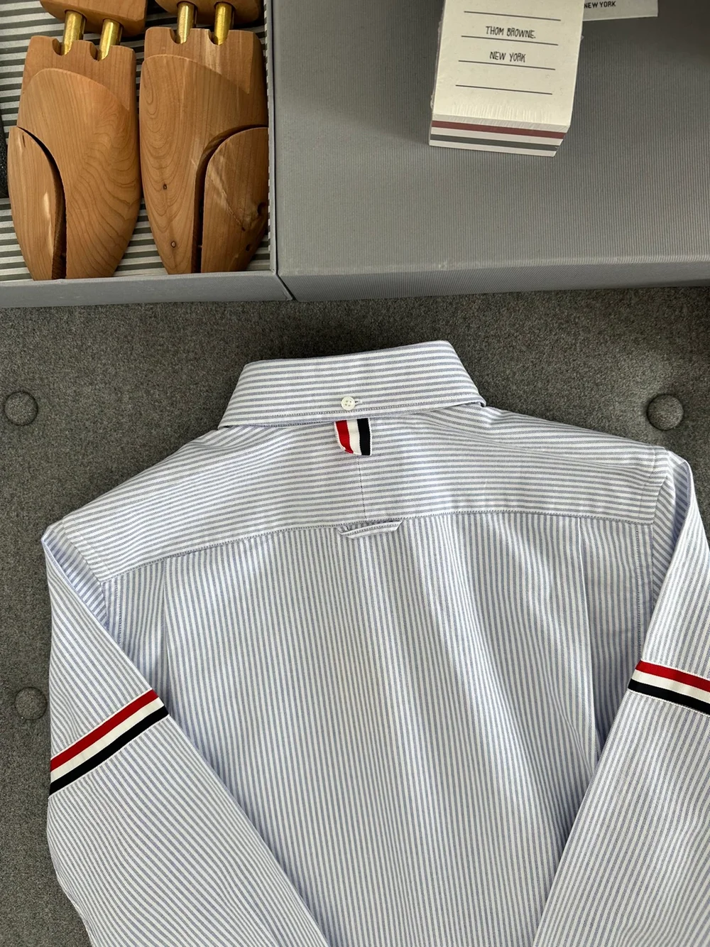 톰브라운 라이트 블루 옥스포드 유니버시티 스트라이프 RWB 암밴드 셔츠