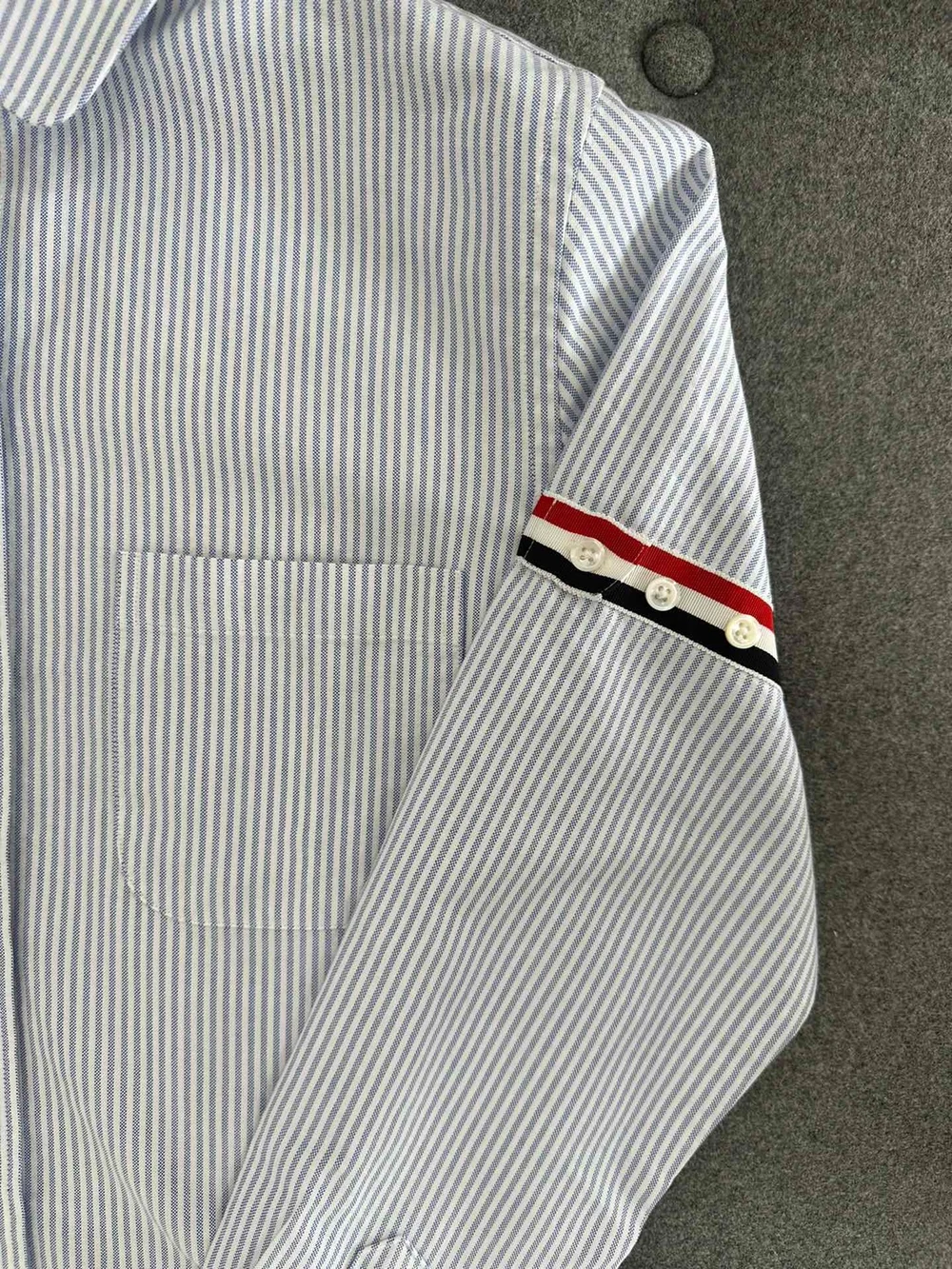 톰브라운 라이트 블루 옥스포드 유니버시티 스트라이프 RWB 암밴드 셔츠