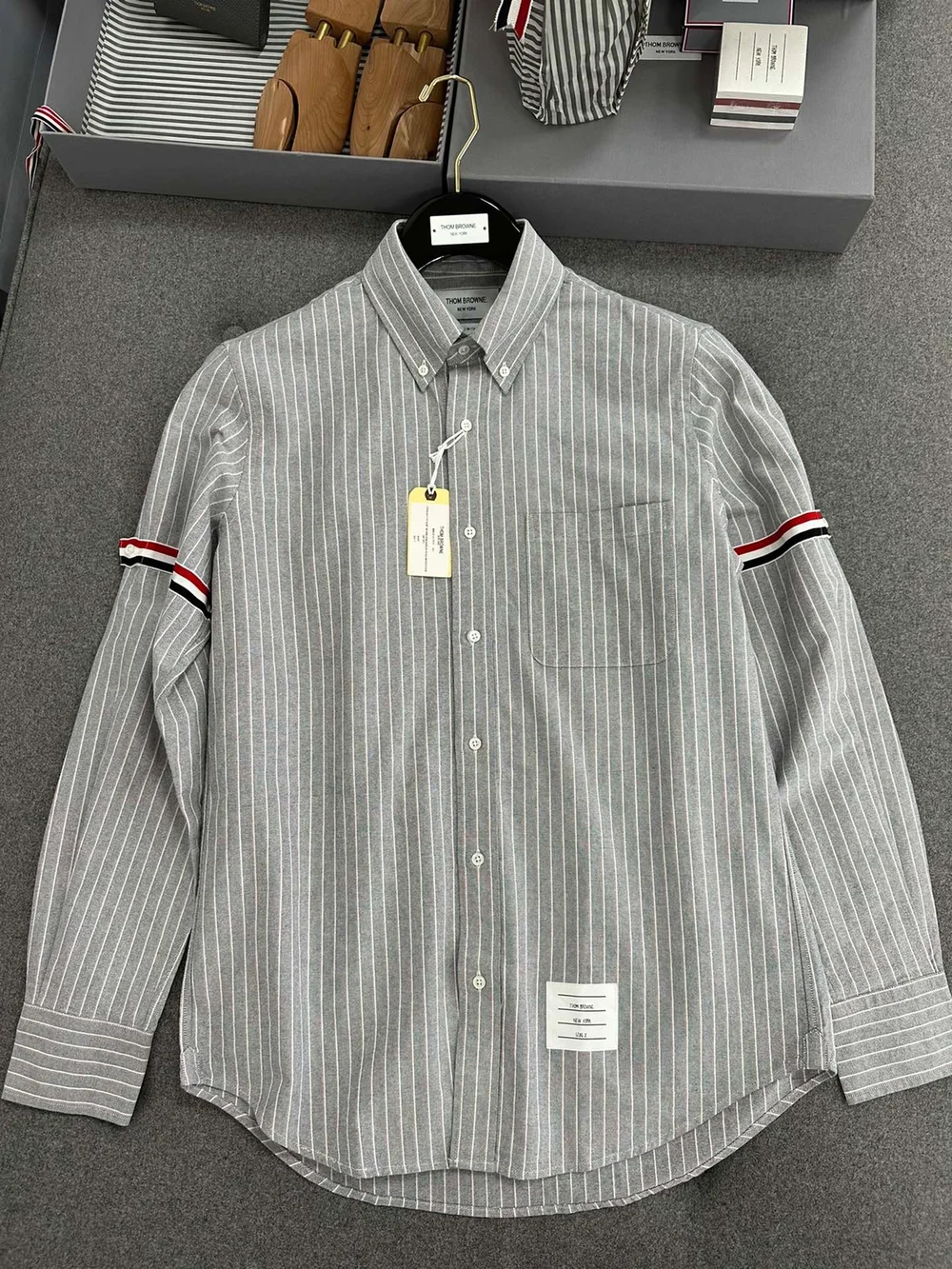 톰브라운 RWB 암밴드 스트레이트 핏 셔츠