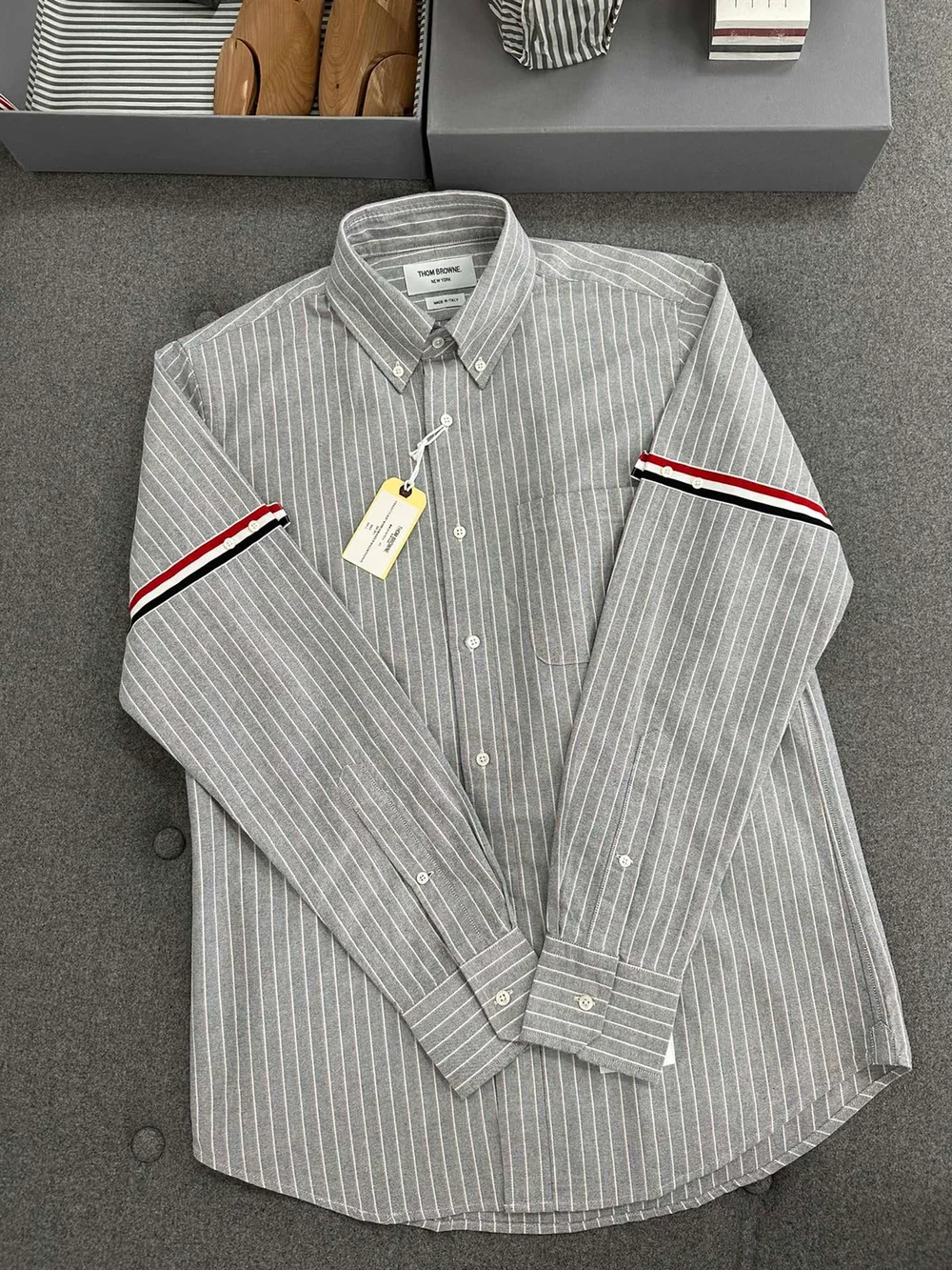 톰브라운 RWB 암밴드 스트레이트 핏 셔츠