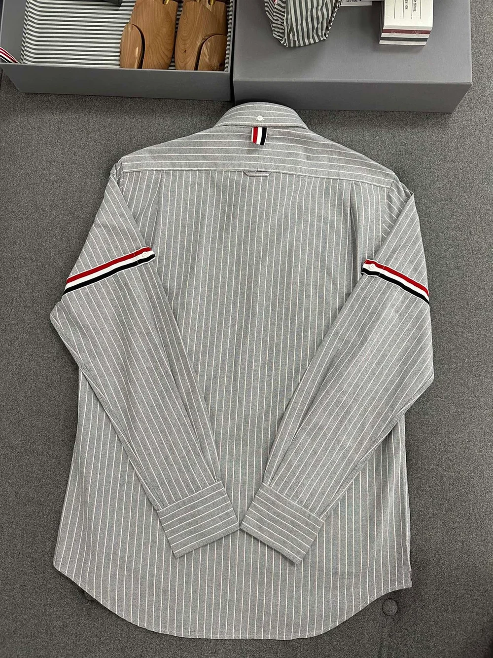 톰브라운 RWB 암밴드 스트레이트 핏 셔츠