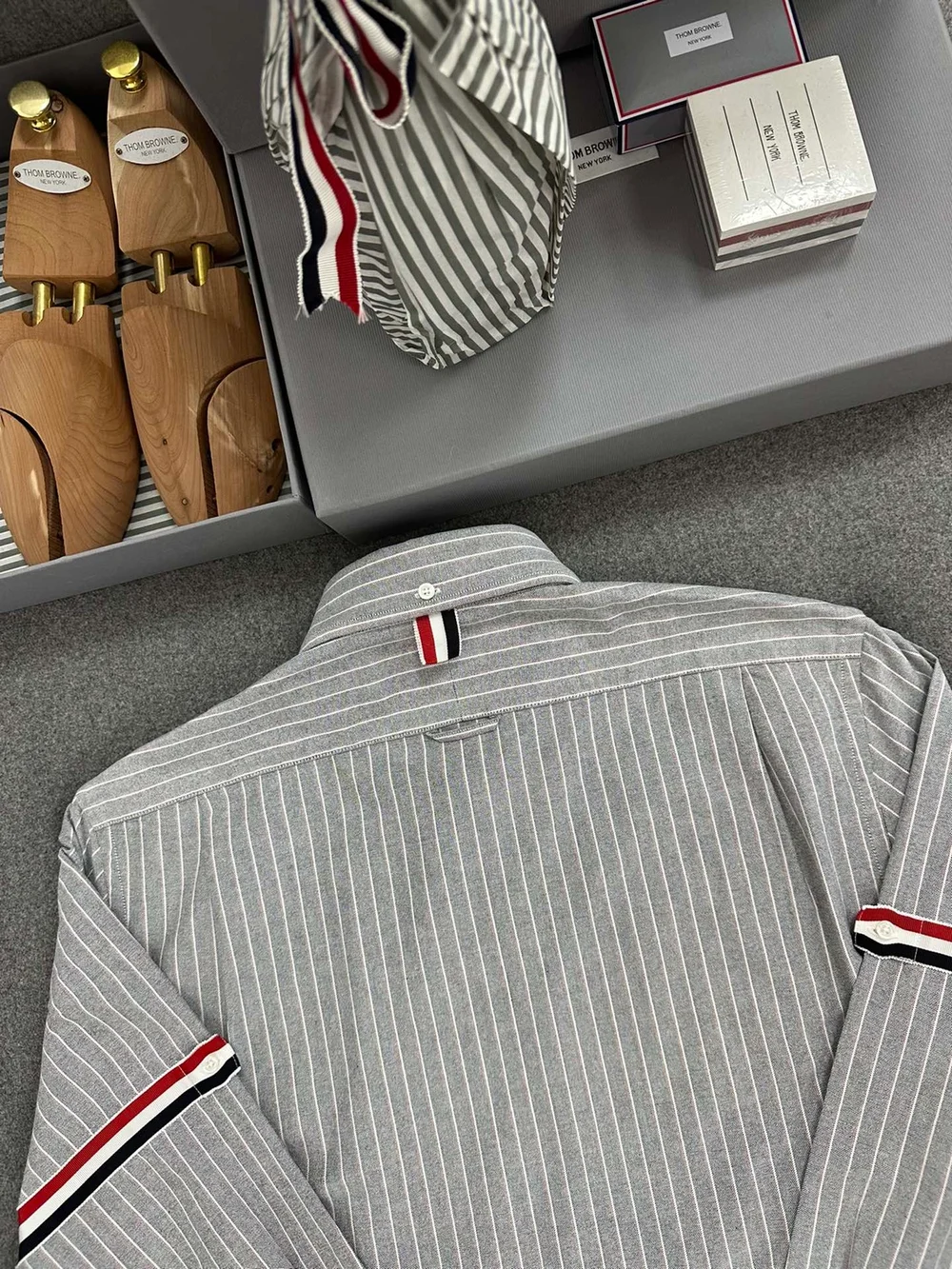 톰브라운 RWB 암밴드 스트레이트 핏 셔츠