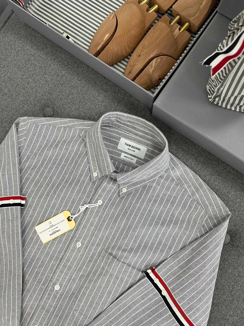 톰브라운 RWB 암밴드 스트레이트 핏 셔츠