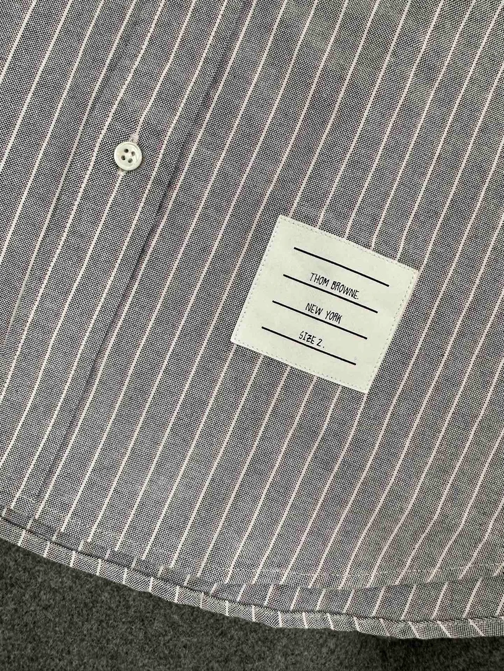 톰브라운 RWB 암밴드 스트레이트 핏 셔츠