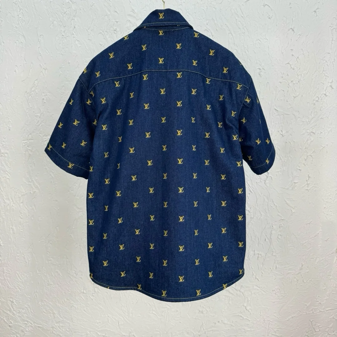 루이비통 엠브로이더리 시그니처 숏 슬리브 데님 셔츠 1AFJDU