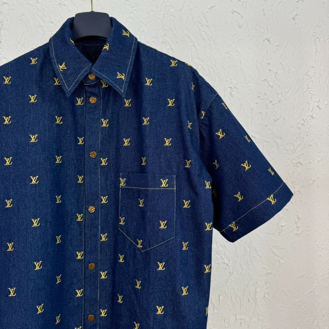 루이비통 엠브로이더리 시그니처 숏 슬리브 데님 셔츠 1AFJDU