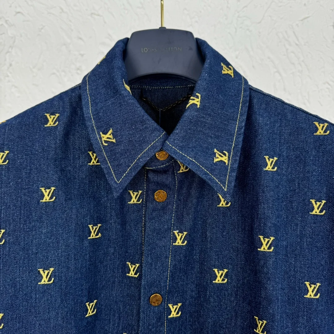 루이비통 엠브로이더리 시그니처 숏 슬리브 데님 셔츠 1AFJDU