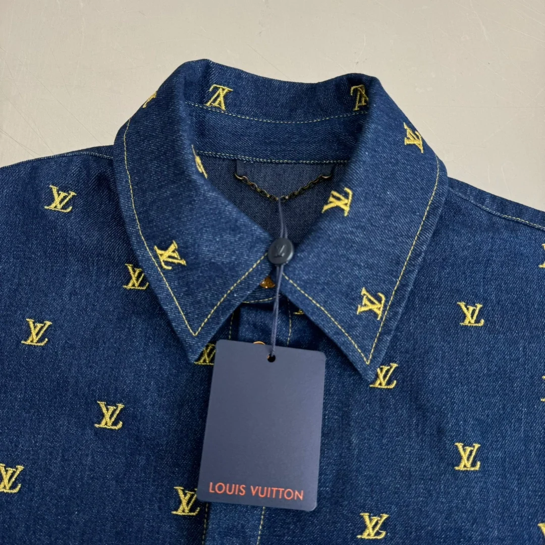 루이비통 엠브로이더리 시그니처 숏 슬리브 데님 셔츠 1AFJDU