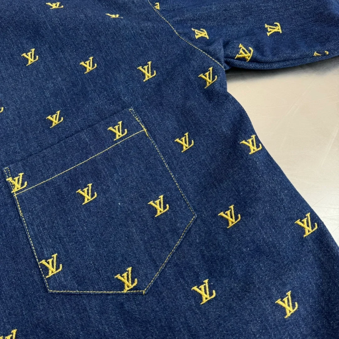 루이비통 엠브로이더리 시그니처 숏 슬리브 데님 셔츠 1AFJDU