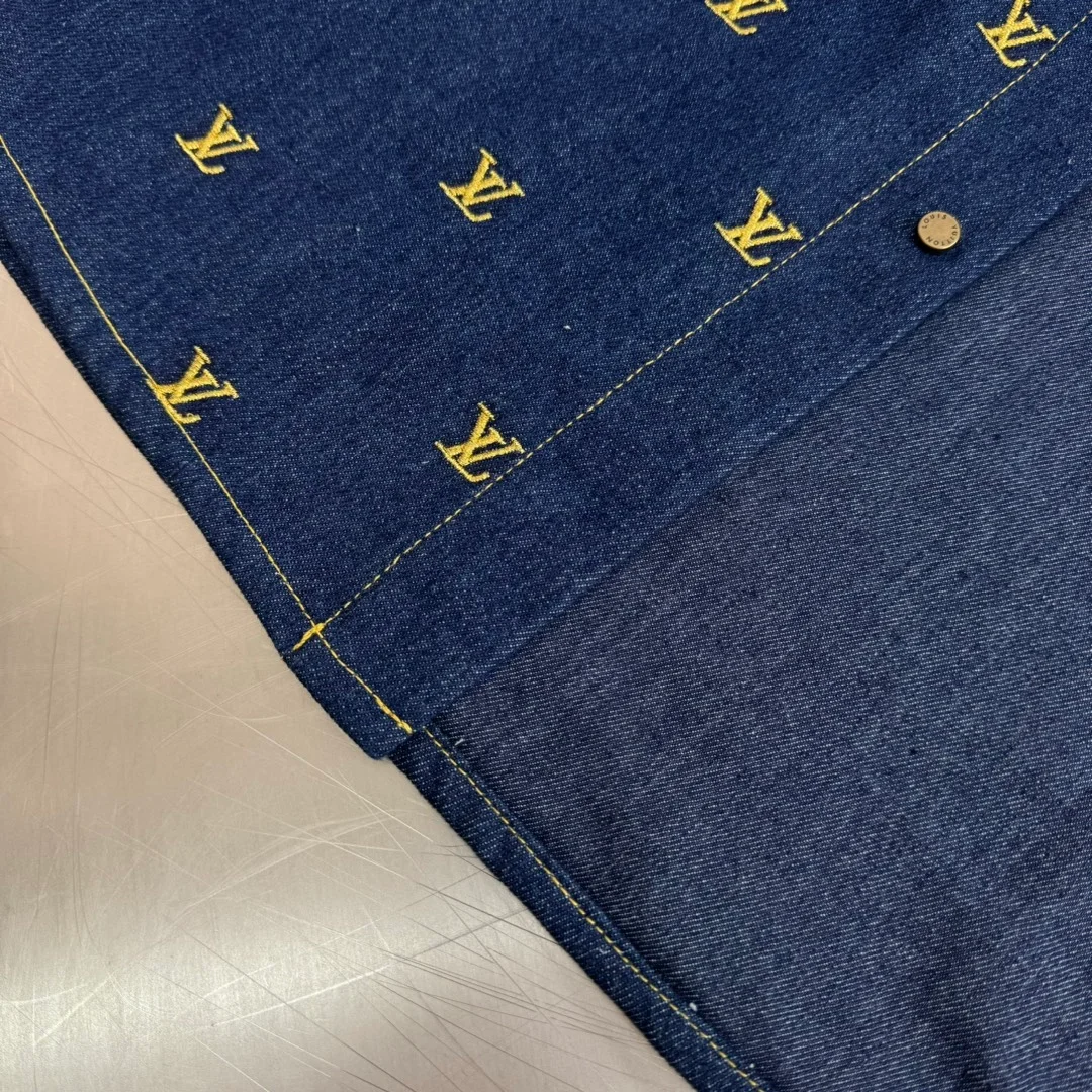 루이비통 엠브로이더리 시그니처 숏 슬리브 데님 셔츠 1AFJDU