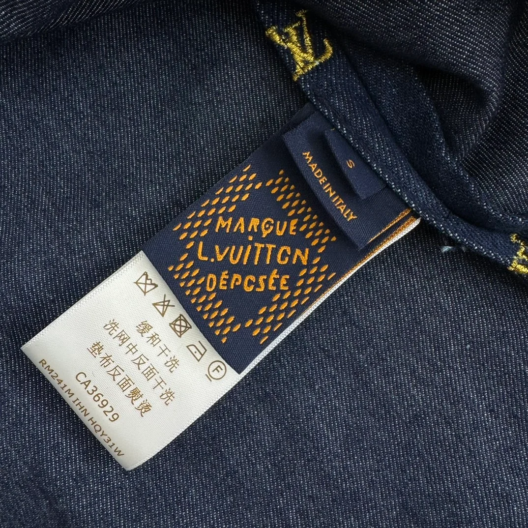 루이비통 엠브로이더리 시그니처 숏 슬리브 데님 셔츠 1AFJDU