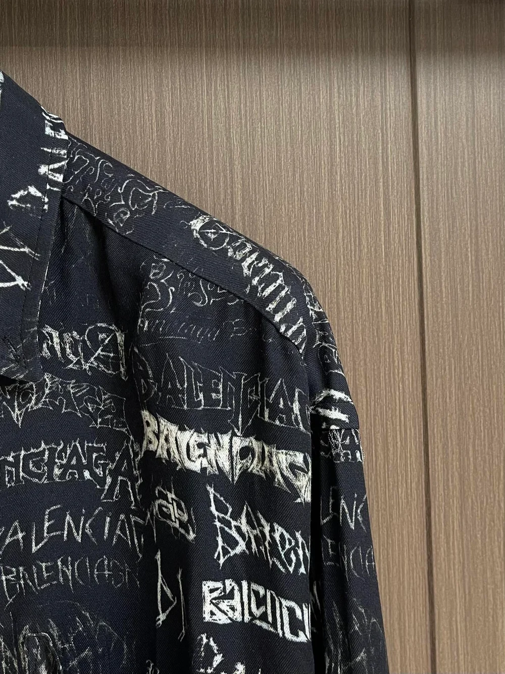발렌시아가 로고 프린트 셔츠 블랙