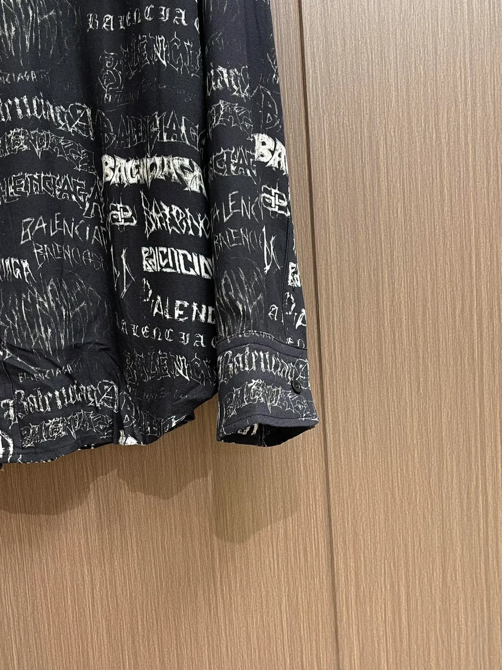발렌시아가 로고 프린트 셔츠 블랙