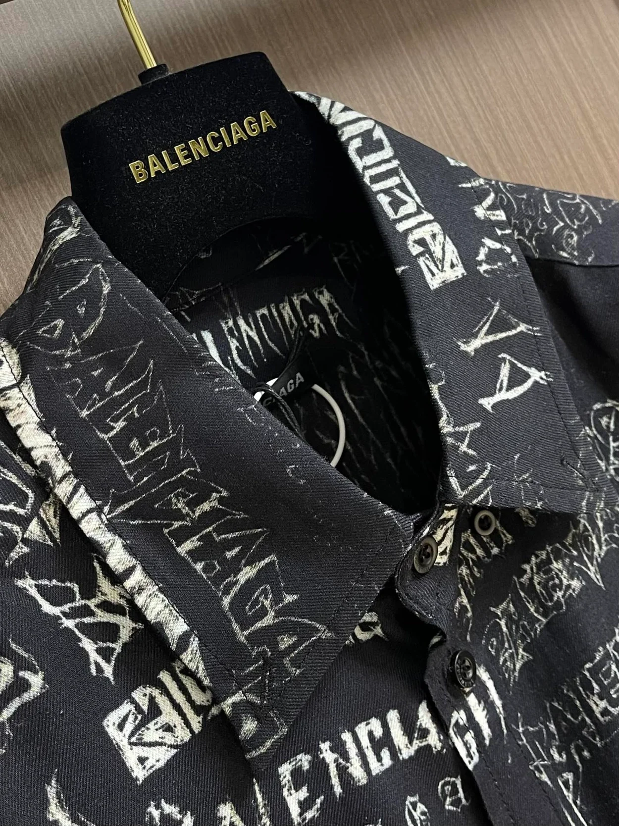 발렌시아가 로고 프린트 셔츠 블랙