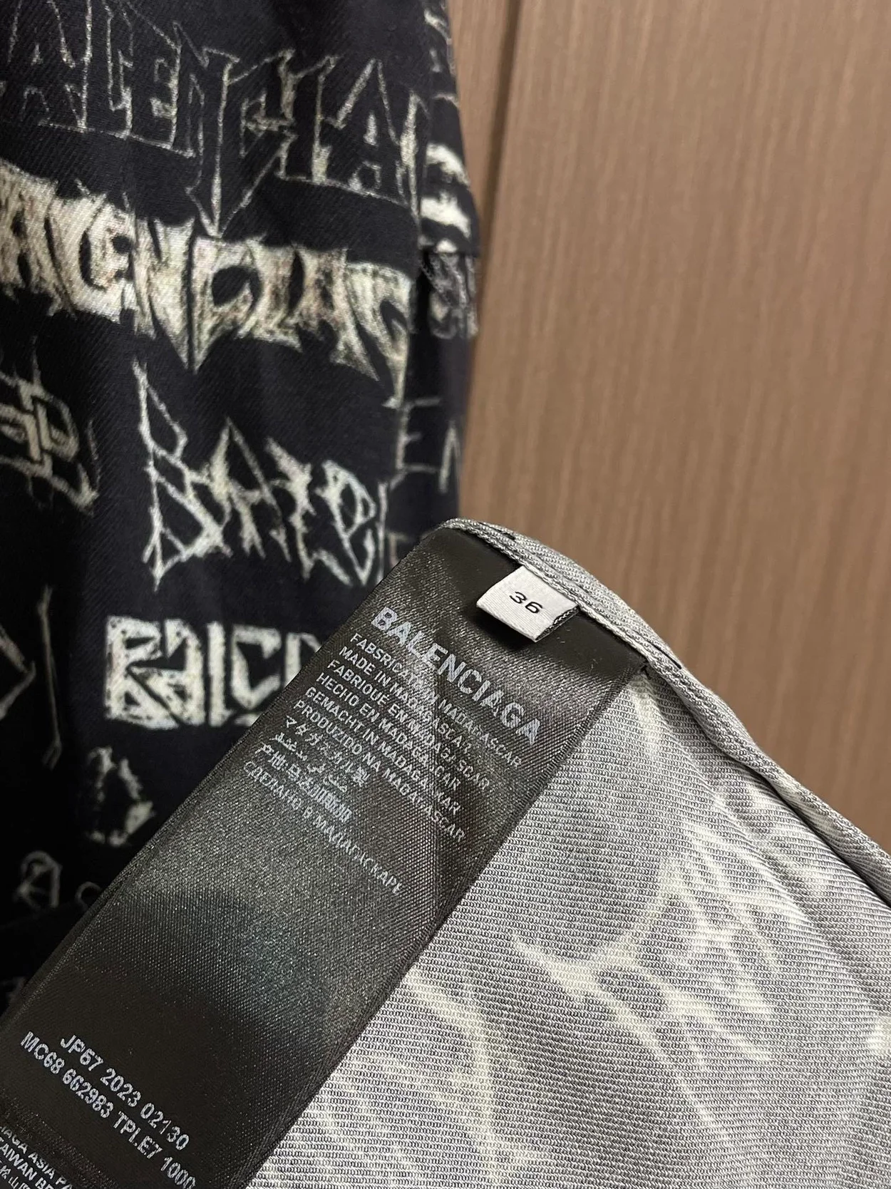 발렌시아가 로고 프린트 셔츠 블랙