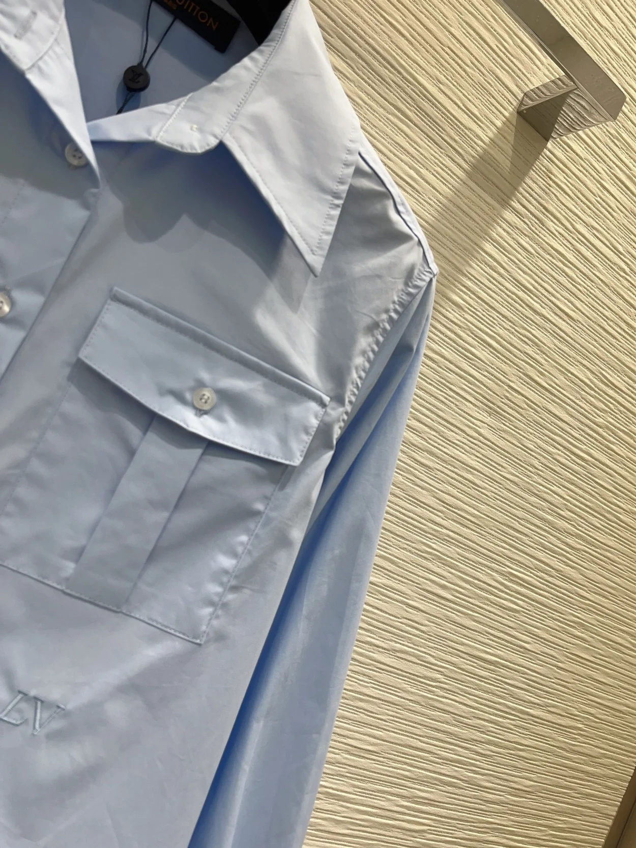 루이비통 매스큘린 플랩 포켓 셔츠 블루 1AFCEX