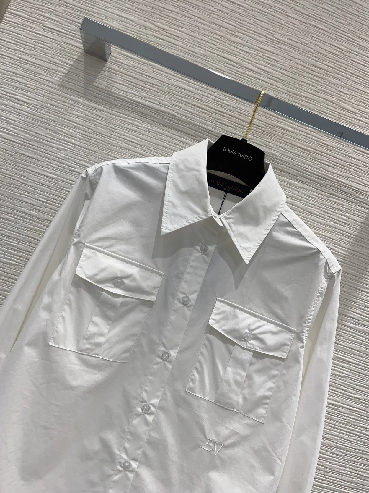 루이비통 더블 플랩 포켓 셔츠 화이트 1AFCA6