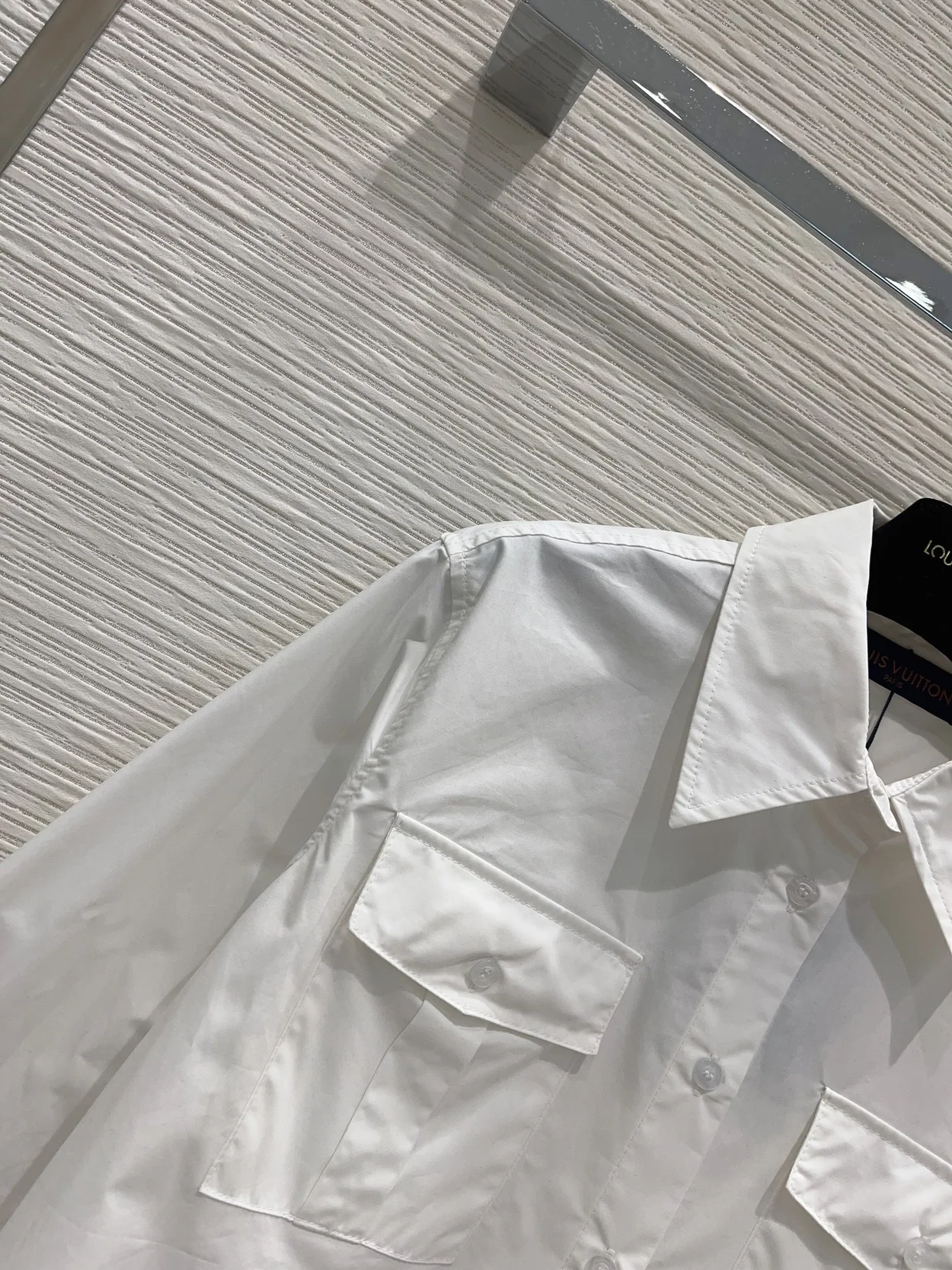 루이비통 더블 플랩 포켓 셔츠 화이트 1AFCA6