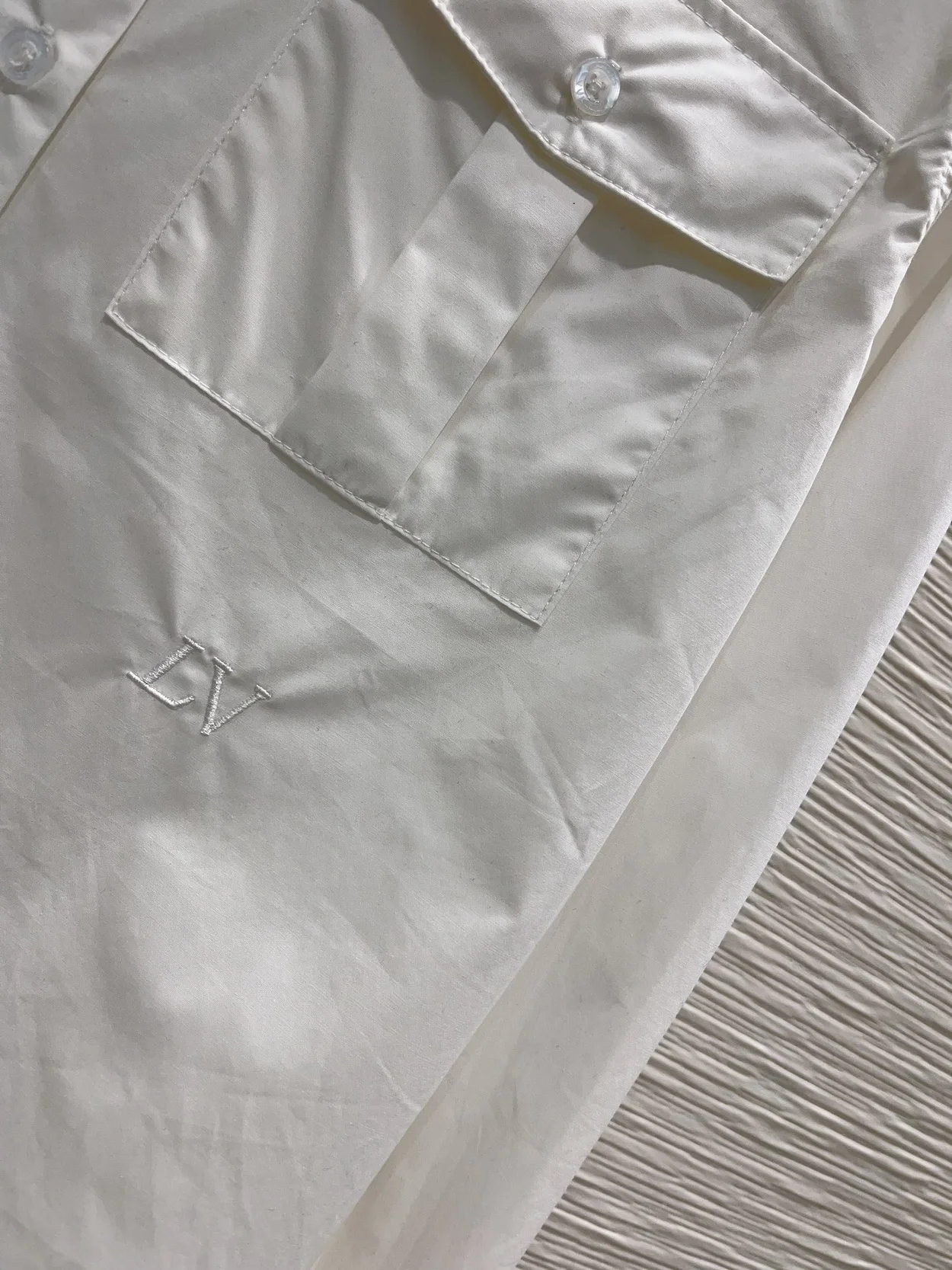 루이비통 더블 플랩 포켓 셔츠 화이트 1AFCA6