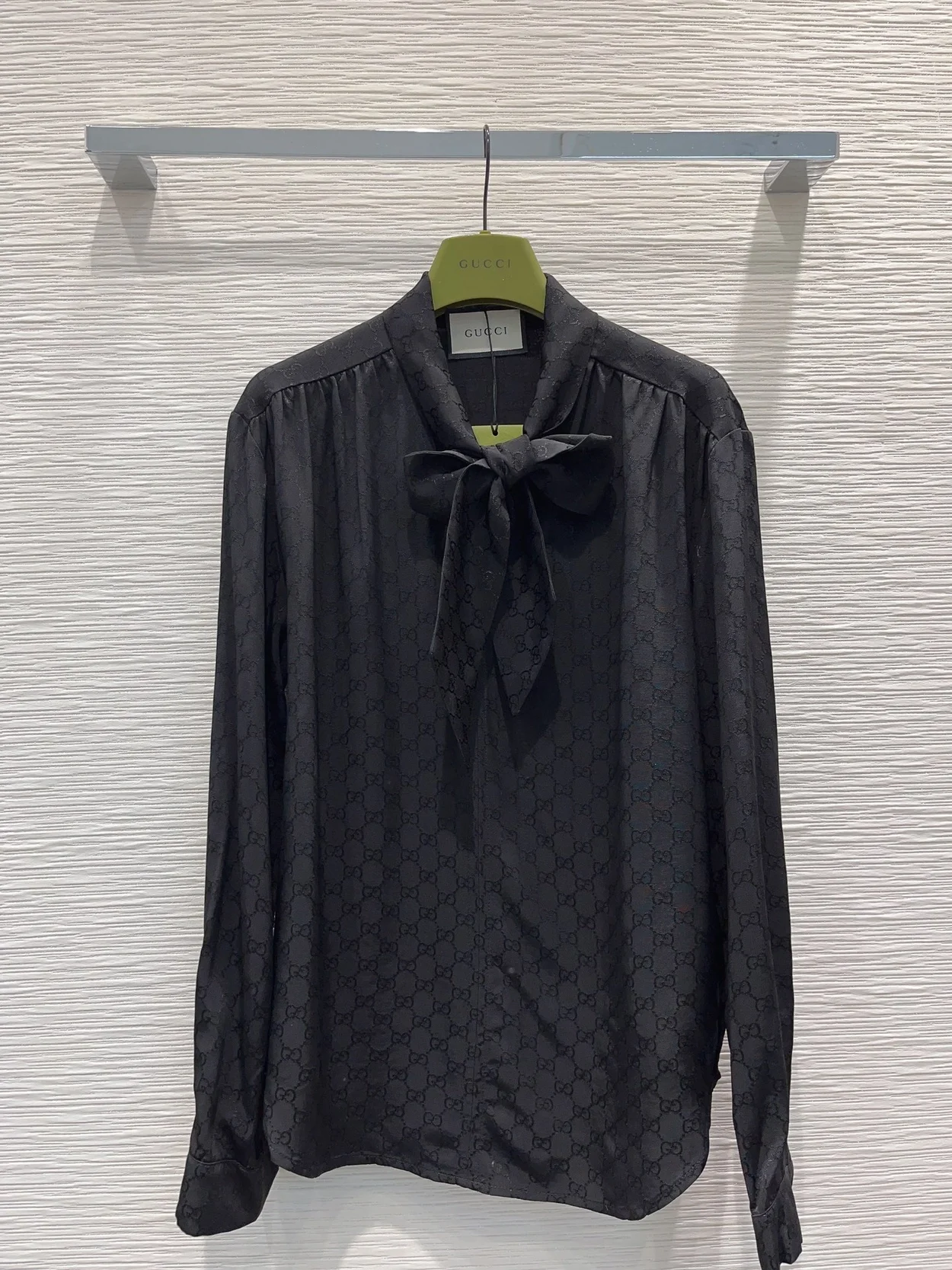 구찌 넥 보우 실크 크레이프 셔츠