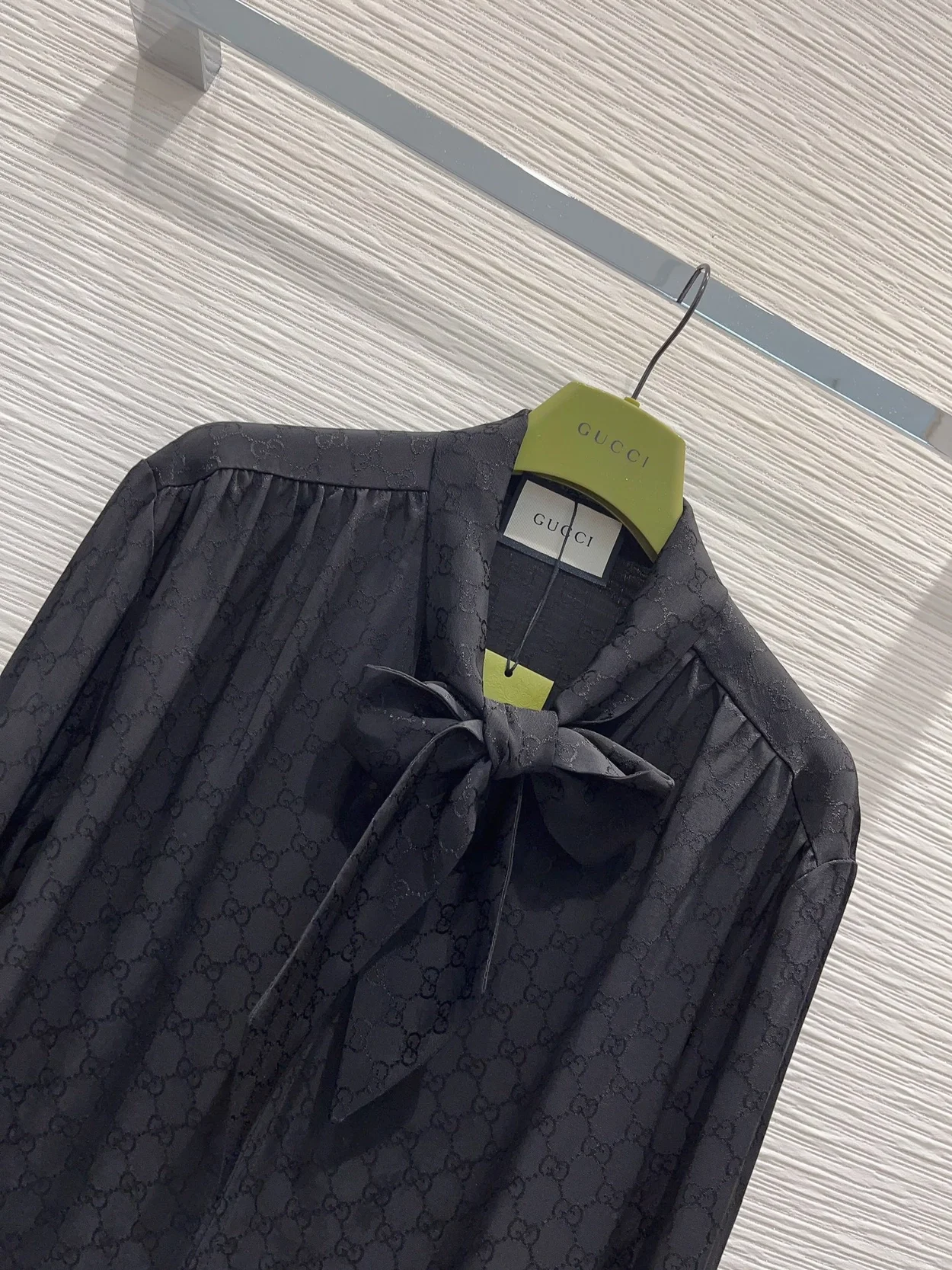 구찌 넥 보우 실크 크레이프 셔츠