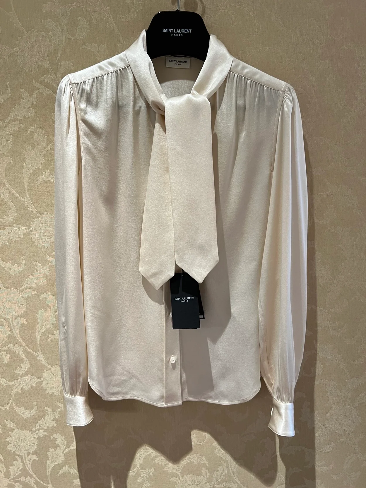 생로랑 실크 새틴 라발리에르 넥 블라우스