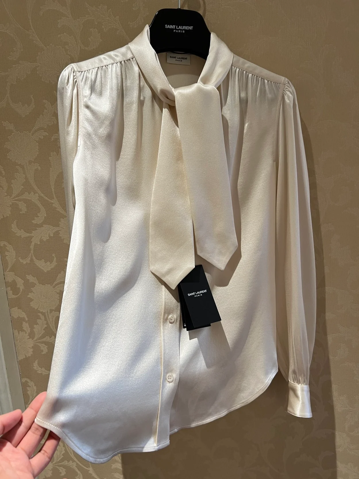 생로랑 실크 새틴 라발리에르 넥 블라우스