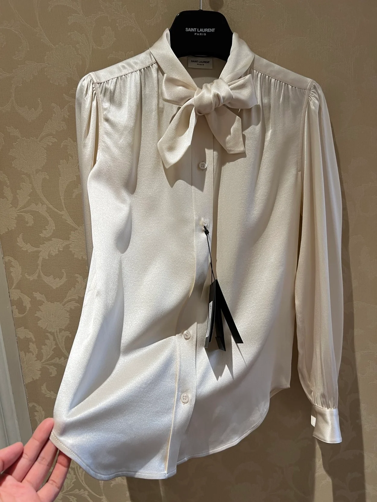 생로랑 실크 새틴 라발리에르 넥 블라우스