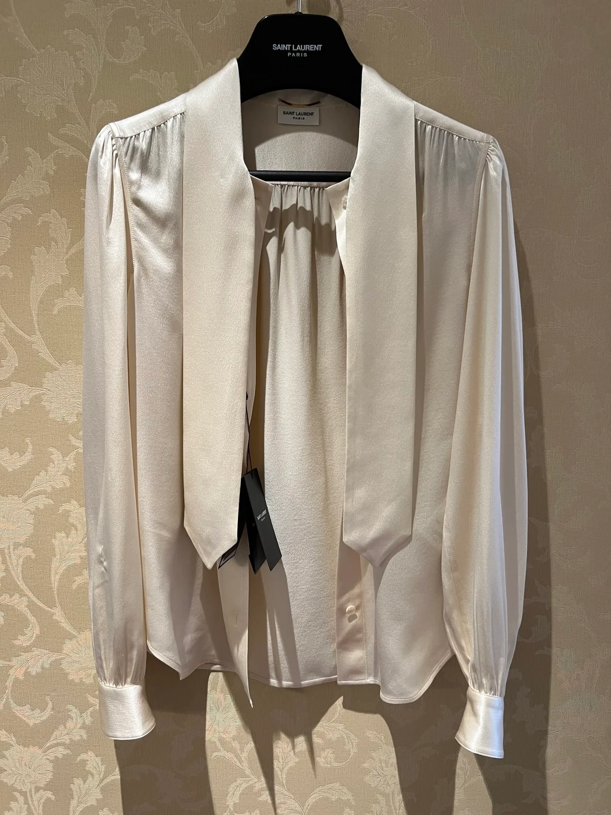 생로랑 실크 새틴 라발리에르 넥 블라우스