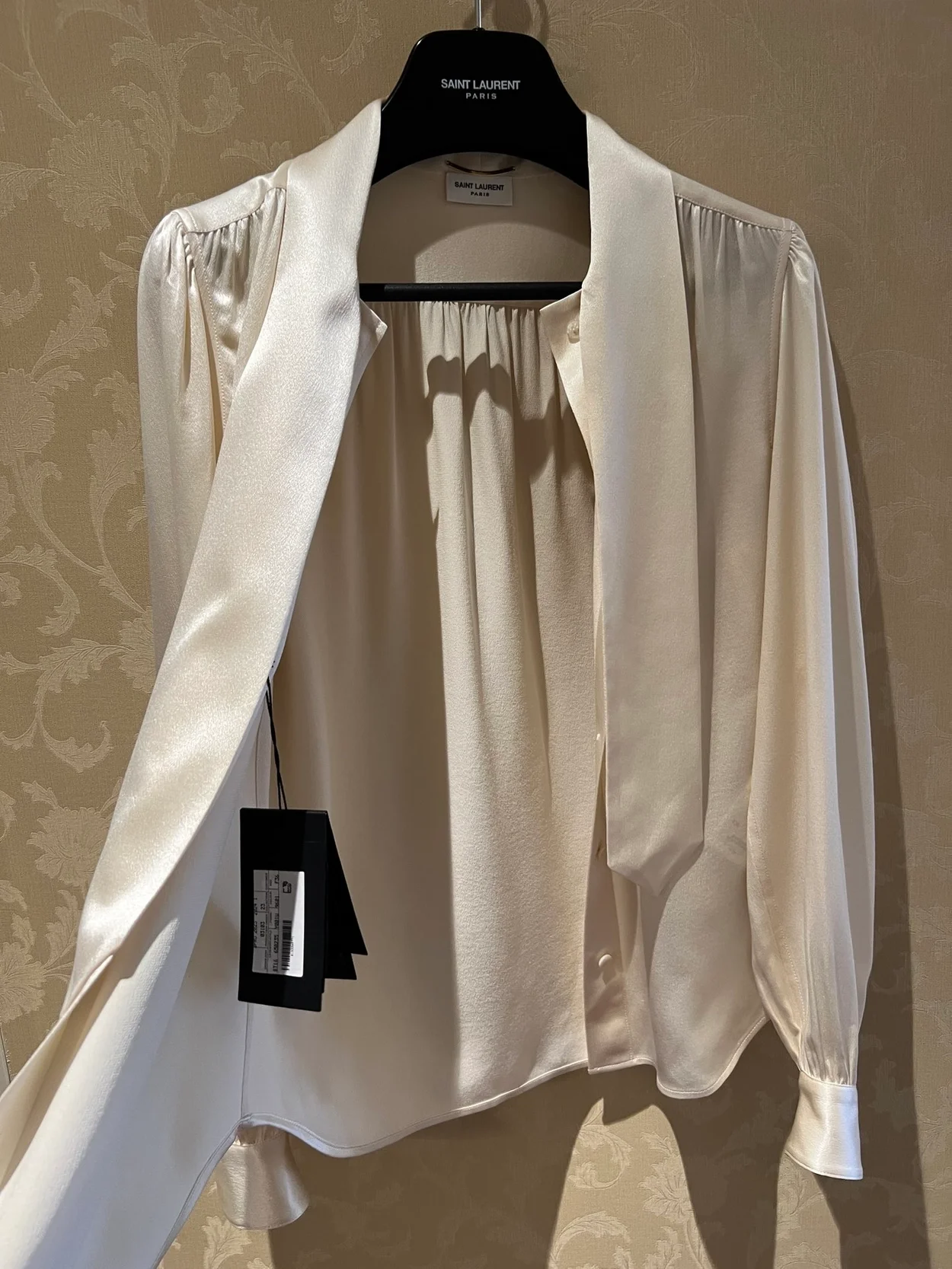 생로랑 실크 새틴 라발리에르 넥 블라우스