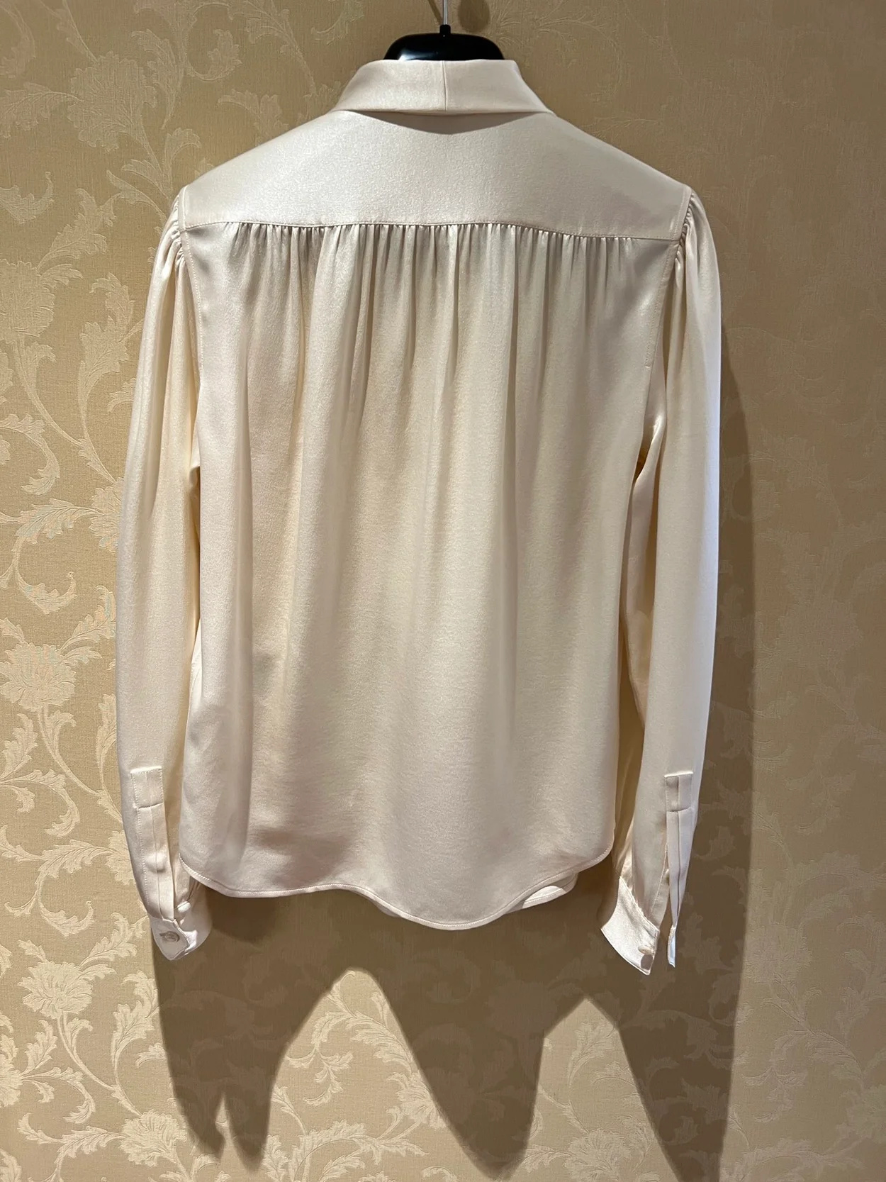 생로랑 실크 새틴 라발리에르 넥 블라우스