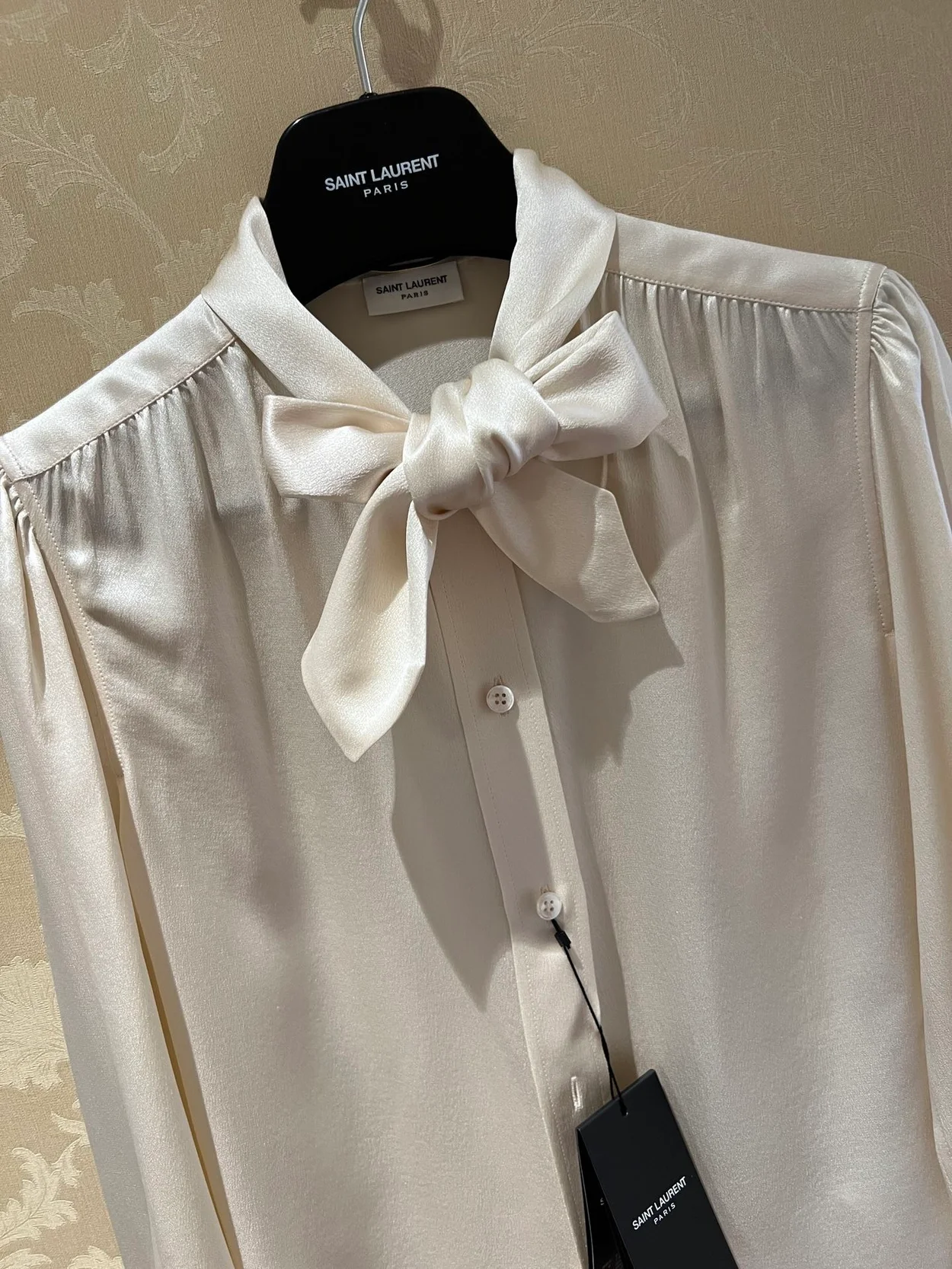 생로랑 실크 새틴 라발리에르 넥 블라우스