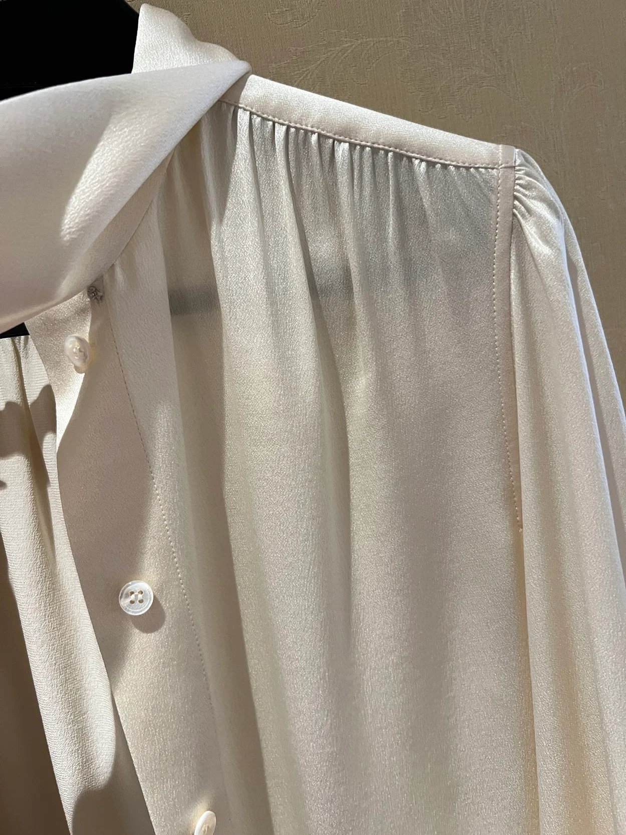 생로랑 실크 새틴 라발리에르 넥 블라우스